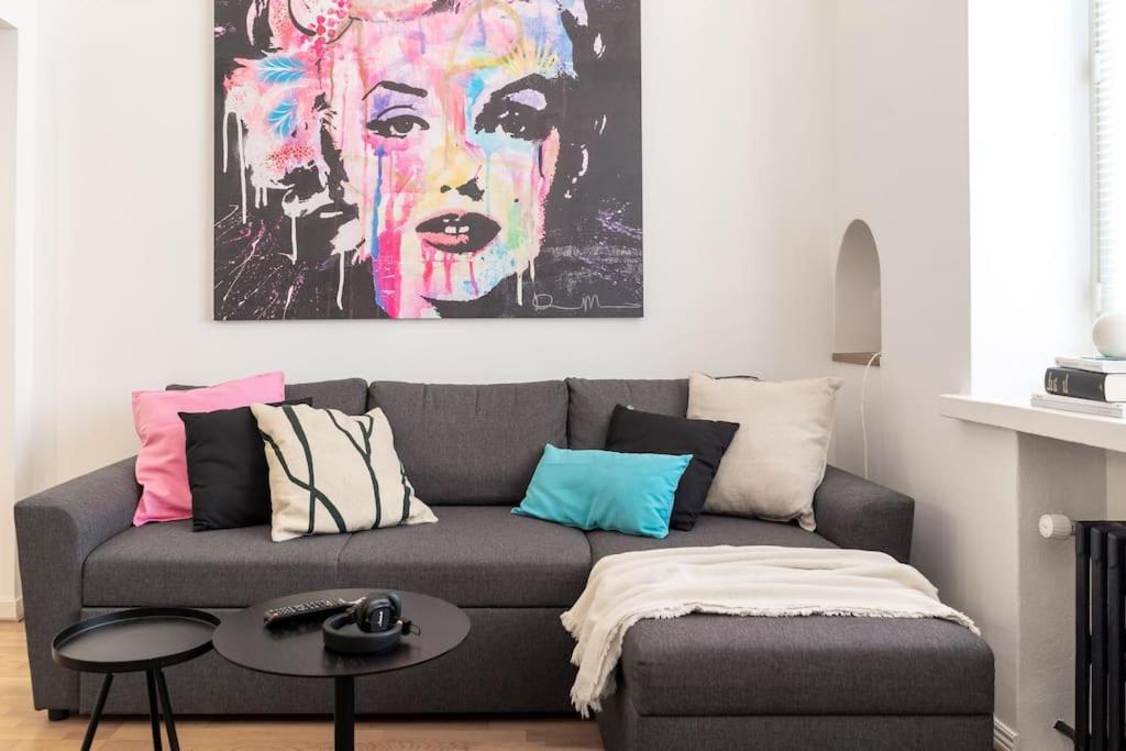 Apartment Centrally Located For Up To 4